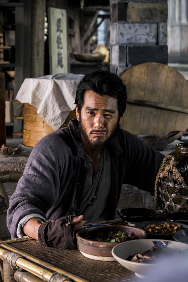 彭于晏《危城》拼双刀 蒙眼摔马亲身上阵