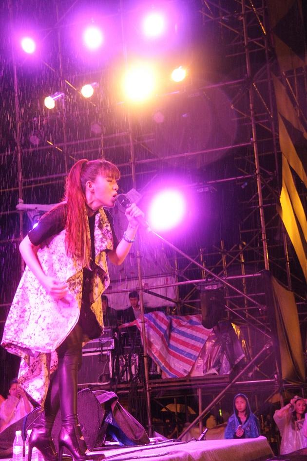 好声音贝贝冒雨演出