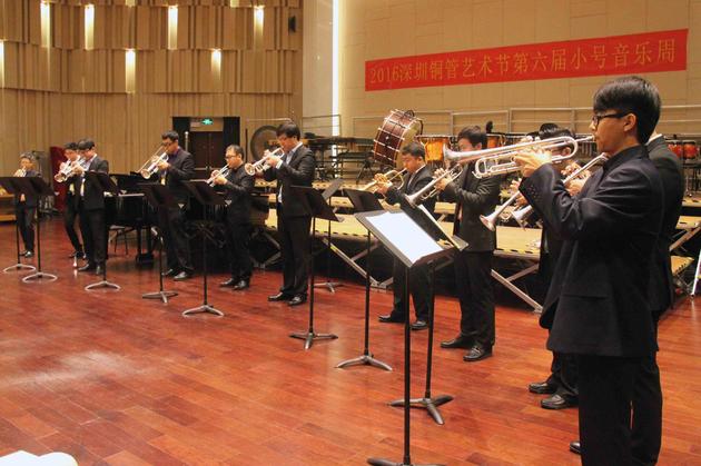 戴中晖教授的学生开幕式表演小号重奏