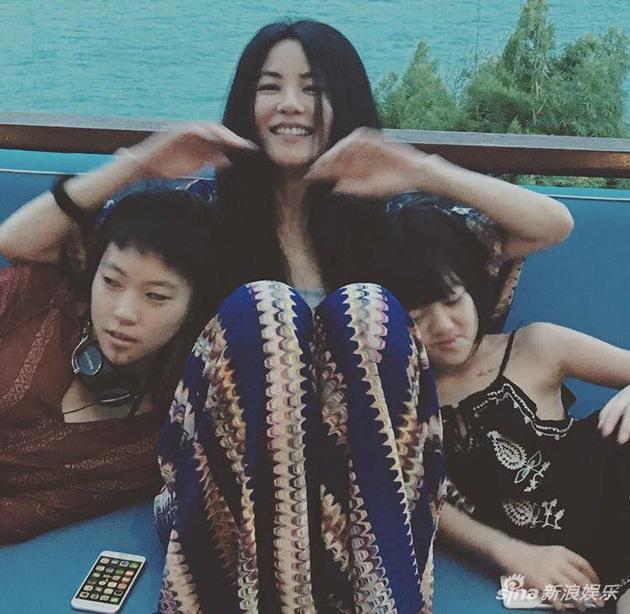 王菲与两个女儿庆生