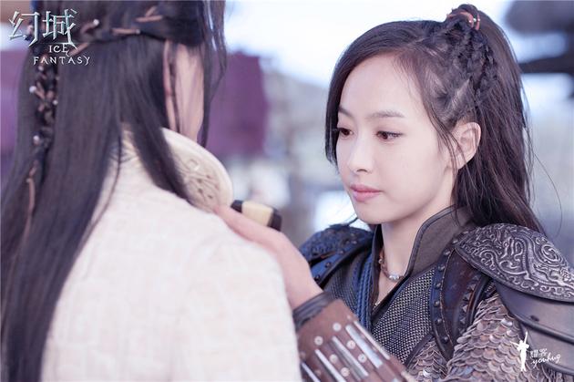 宋茜给卡索缝衣服