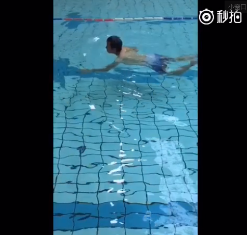 邓超游泳