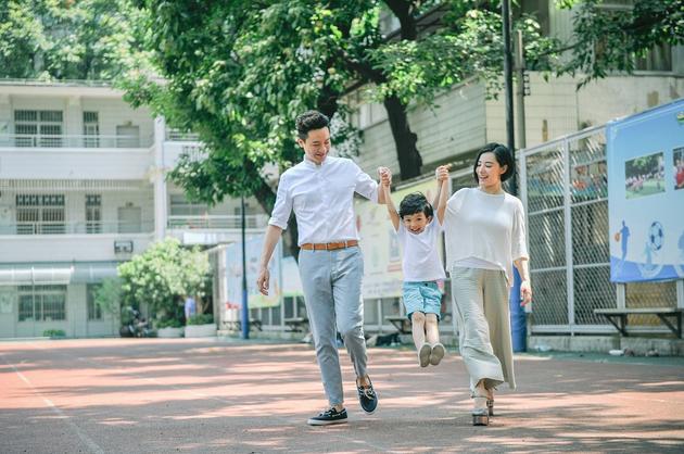 王弢刘璇带着儿子“雄赳赳”