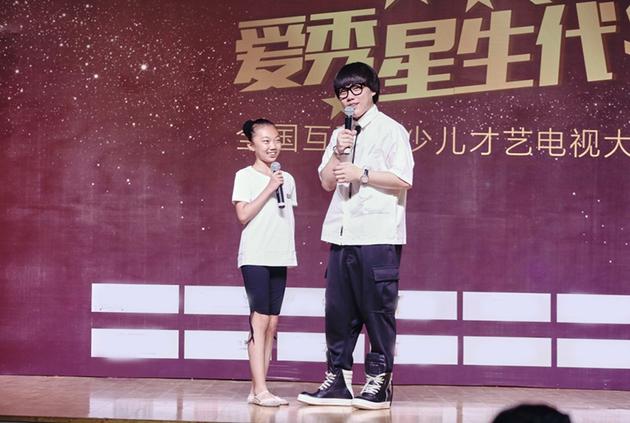 李琦和小选手互动