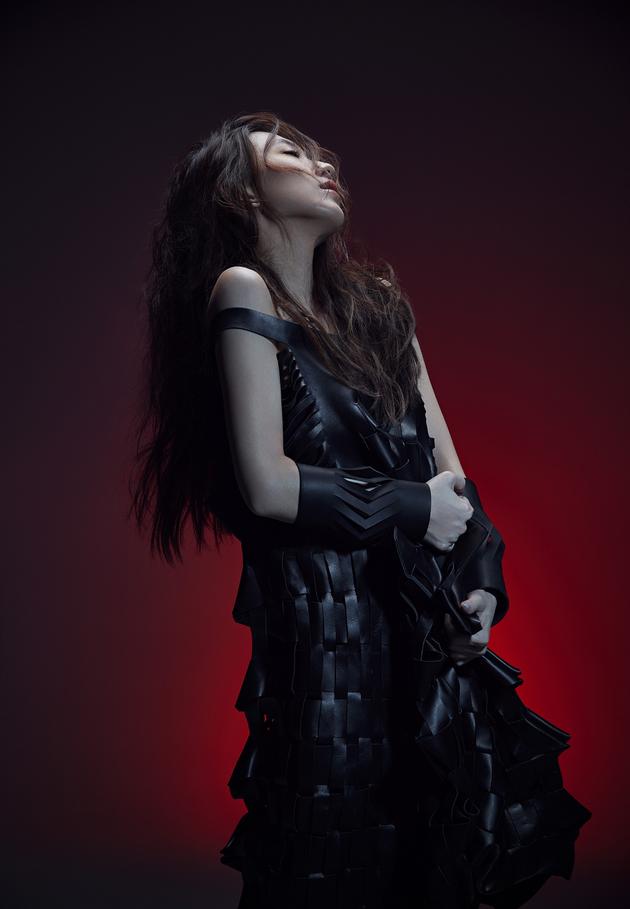 戴佩妮新曲mv上线 新专辑定位灰暗色调