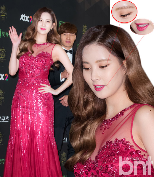 韩情脉脉韩女星红毯斗艳尽显娇美妆容