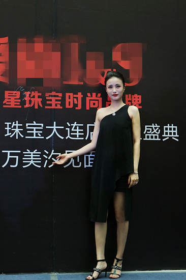 万美汐大连人气爆棚斜肩黑裙优雅亮相