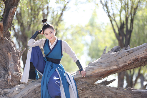 贡米饰演丁灵琳