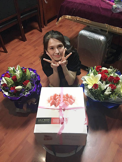 肖茵与蛋糕,鲜花合影