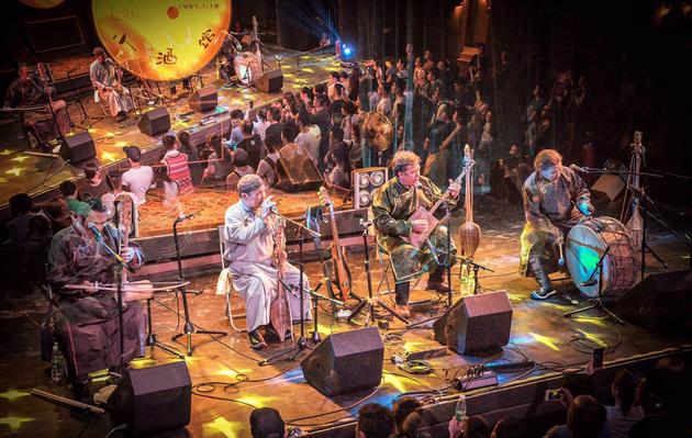 恒哈图乐队现场表演