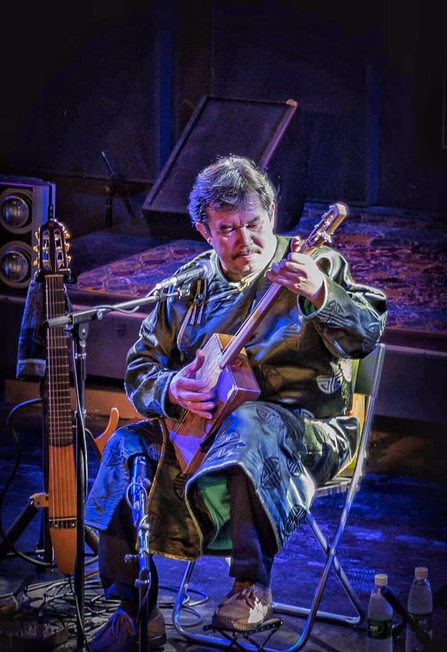 恒哈图乐队表演