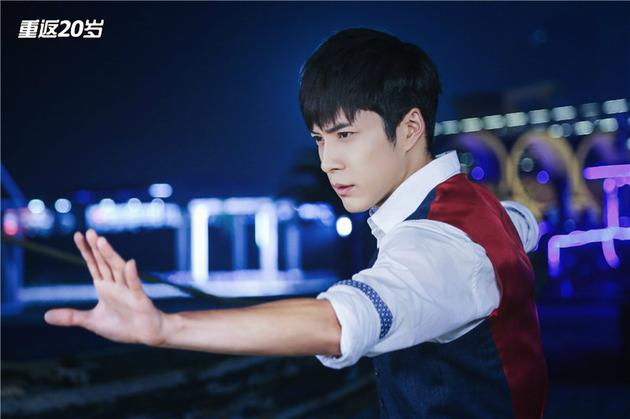 由韩东君[微博]主演的青春偶像奇幻剧《重返20岁》,今日曝光主题曲mv