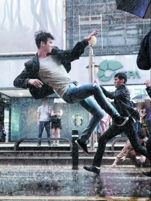 李钟硕穿LACOSTE鞋子