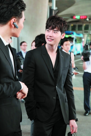 李钟硕身穿全黑色Givenchy西装