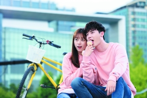 李钟硕和韩孝周穿着NOYB卫衣