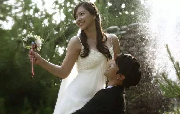 今年8月,alex(36)与rainbow 赵贤荣(24)恋爱,两人今年经熟人介绍相识