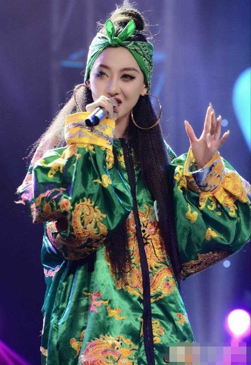 超女王金金曾被初恋抛弃 酒吧卖唱遭临检