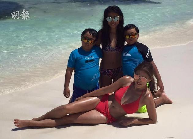 李婉华与三子女在墨西哥沙滩嬉水好温馨。