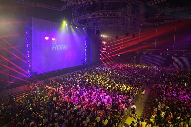 冯建宇生日会与粉丝一起