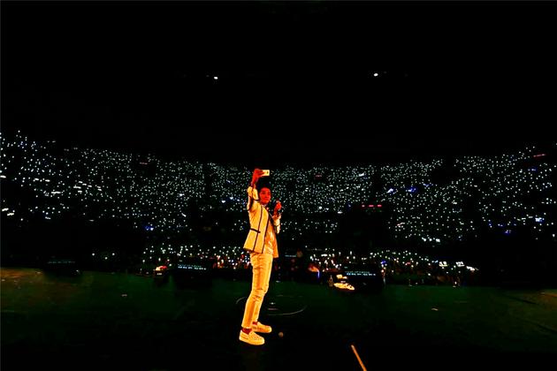 黄致列北京演唱会与粉丝自拍