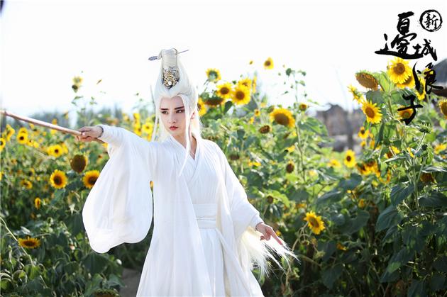 王艺曈饰花白凤