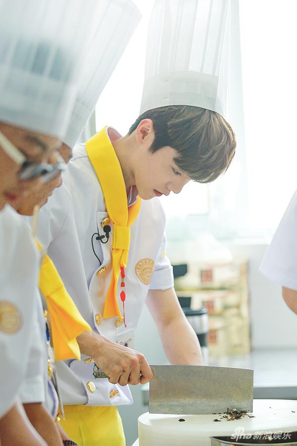 鹿晗变身“鹿大厨”