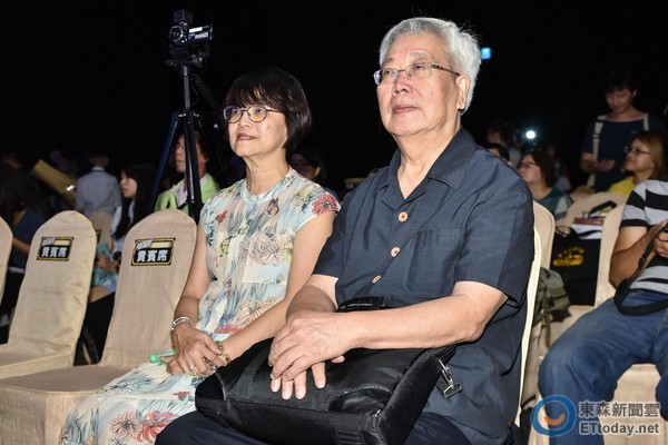 阿沁的父母难得现身为儿子祝贺。