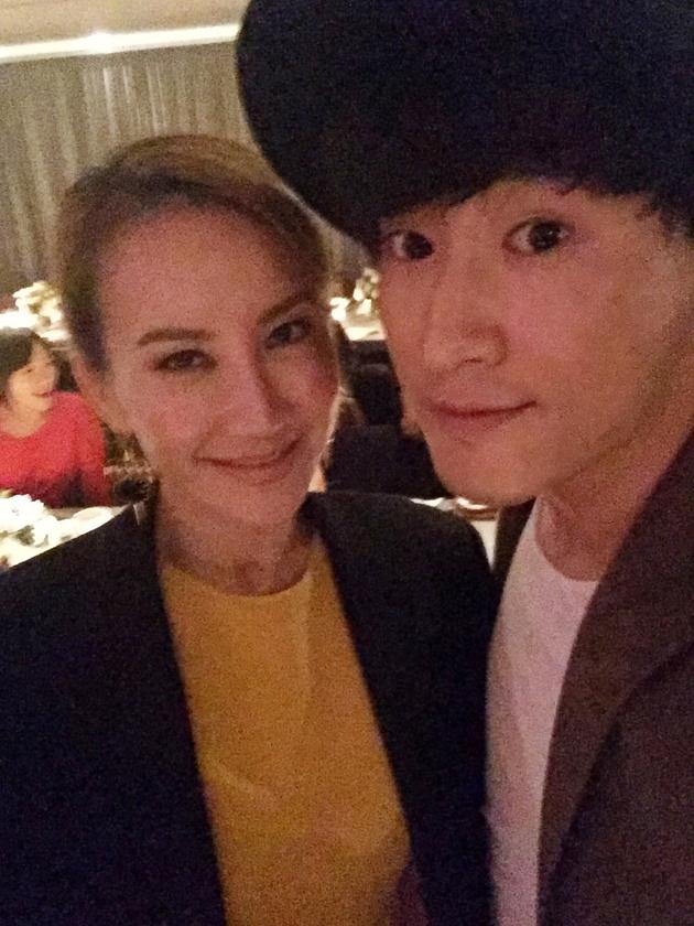 黄玮亦与李玟合影