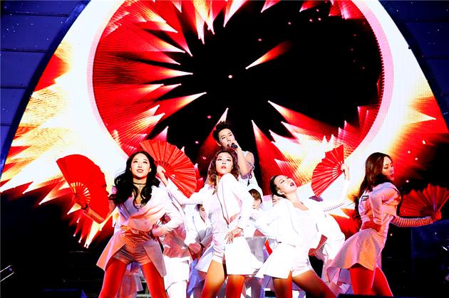 黄致列北京演唱会大秀歌舞