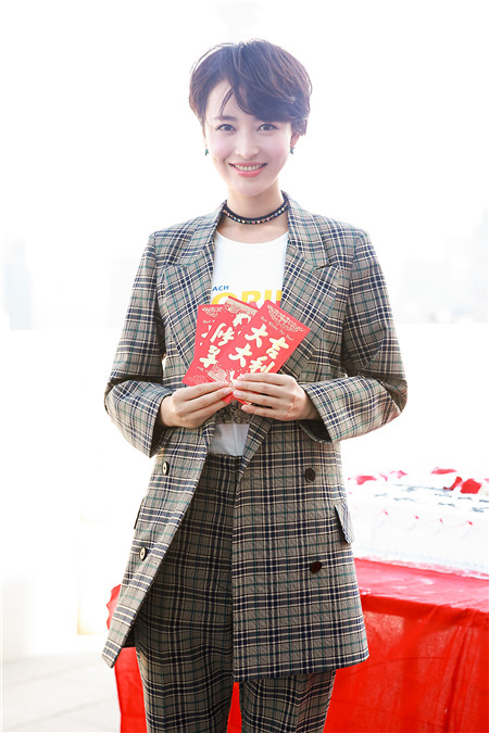 女杨洋手持红包短发亮相《一粒红尘》开机