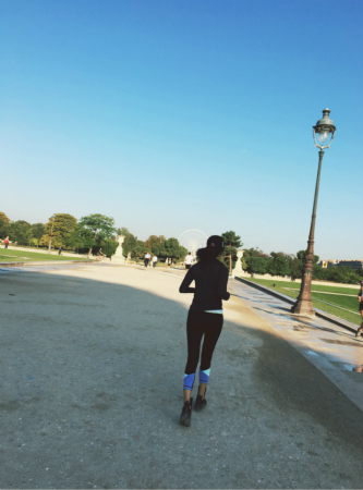 张雨绮巴黎晨跑大秀一字马