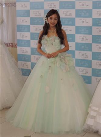 8月30日东京板野友美出席自创婚纱品牌“Petit Tomo”的发布会