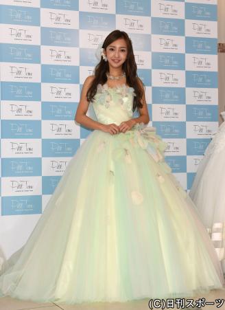 8月30日东京板野友美出席自创婚纱品牌“Petit Tomo”的发布会
