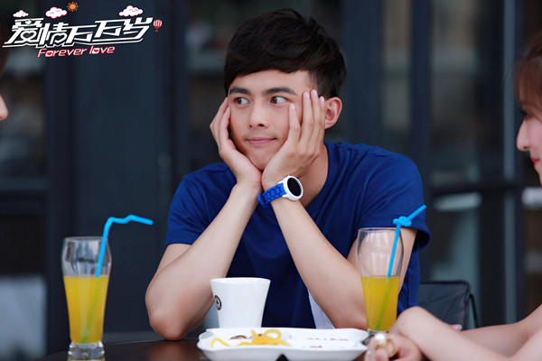 叶祖新托腮显呆萌