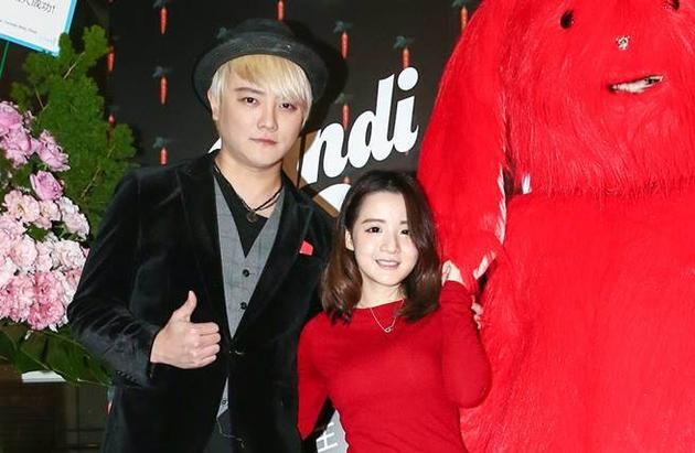 阿沁与妻子