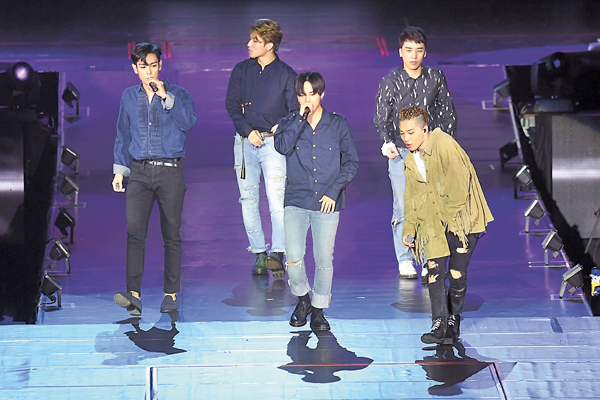 BIGBANG五子与观众真挚交流互动。