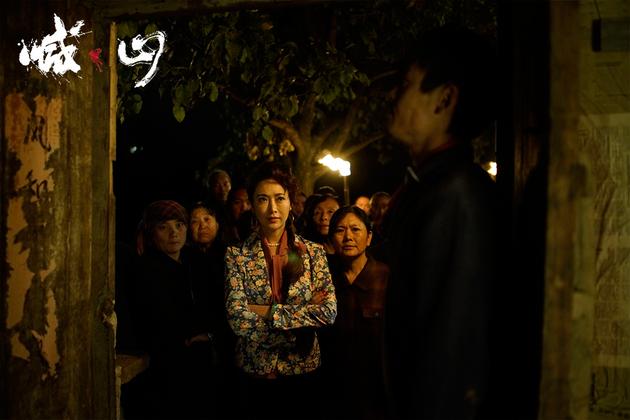 《喊·山》剧照琴花与众村民