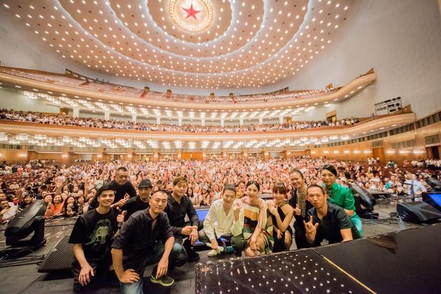 霍尊与乐手大合照