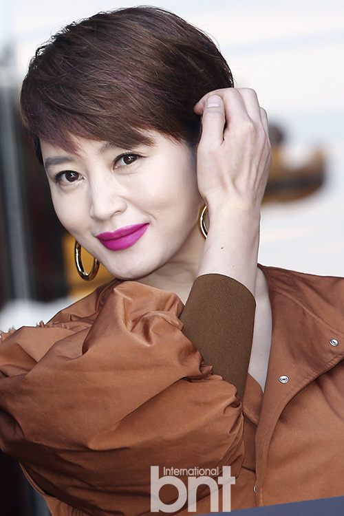 韩情脉脉跟随金惠秀化身秋之女神