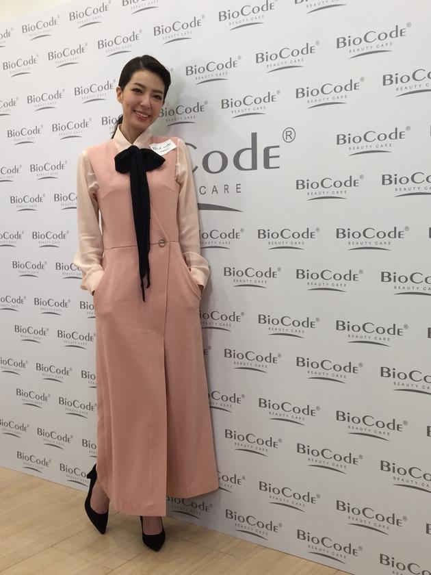 "男版唐立淇"脚踩高跟鞋与路嘉欣比美