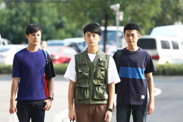 牛骏峰（中）与剧中室友