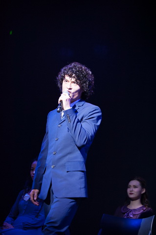 音乐剧演员在尽情表演