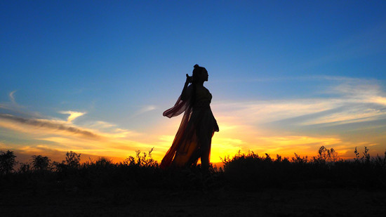 杜若溪大漠舞剑展露超强柔韧性