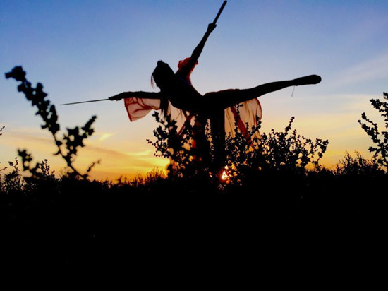 侠女范杜若溪大漠舞剑展露超强柔韧性