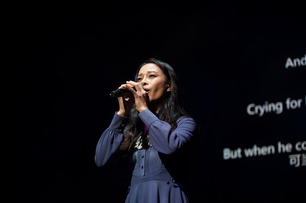 音乐剧演员在尽情表演