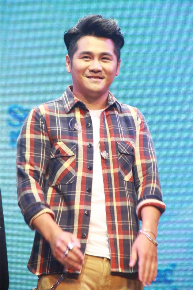 曹格鼓励孩子勇于尝试 儿子展音乐天赋