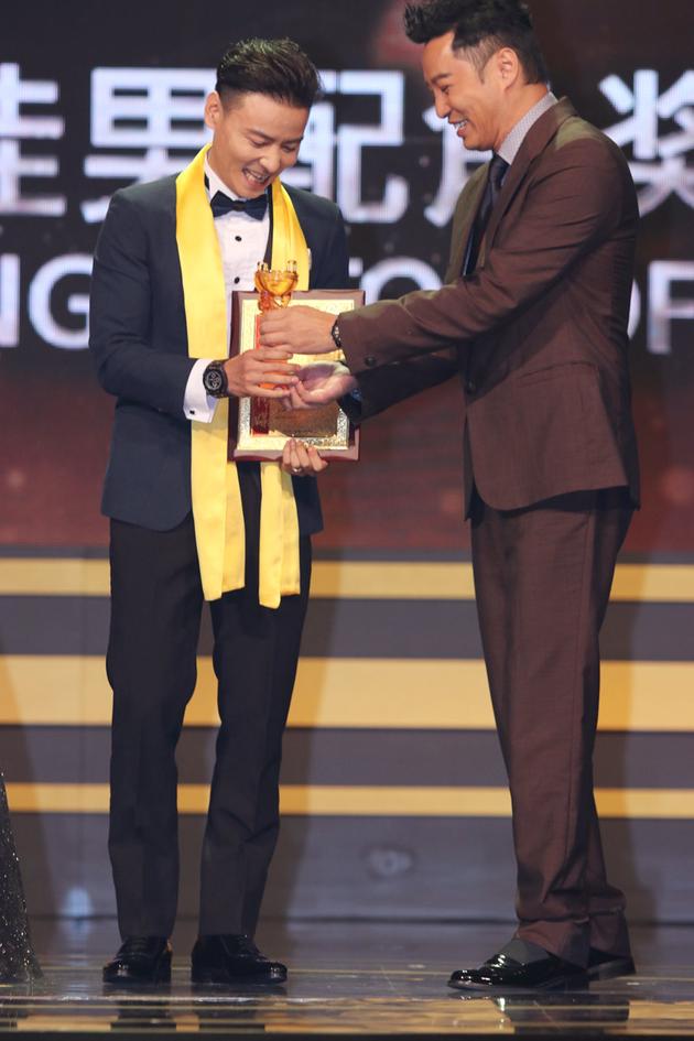 谭耀文庆贺张晋获奖