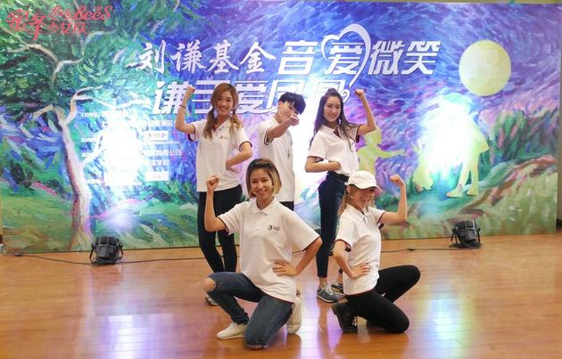 蜜蜂少女队给孩子们带来鼓励