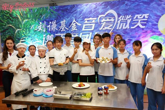 蜜蜂少女队与刘谦以及小朋友们合影