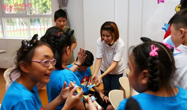 蜜蜂少女队为孩子们发放小礼物
